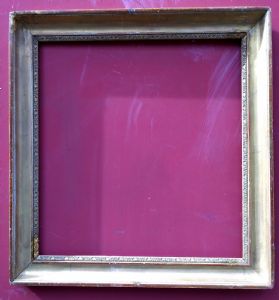 cornice Impero sagoma a guscia dorata in oro fino  con profilo intagliato all'interno XIX° sec. cm. 43 x 47